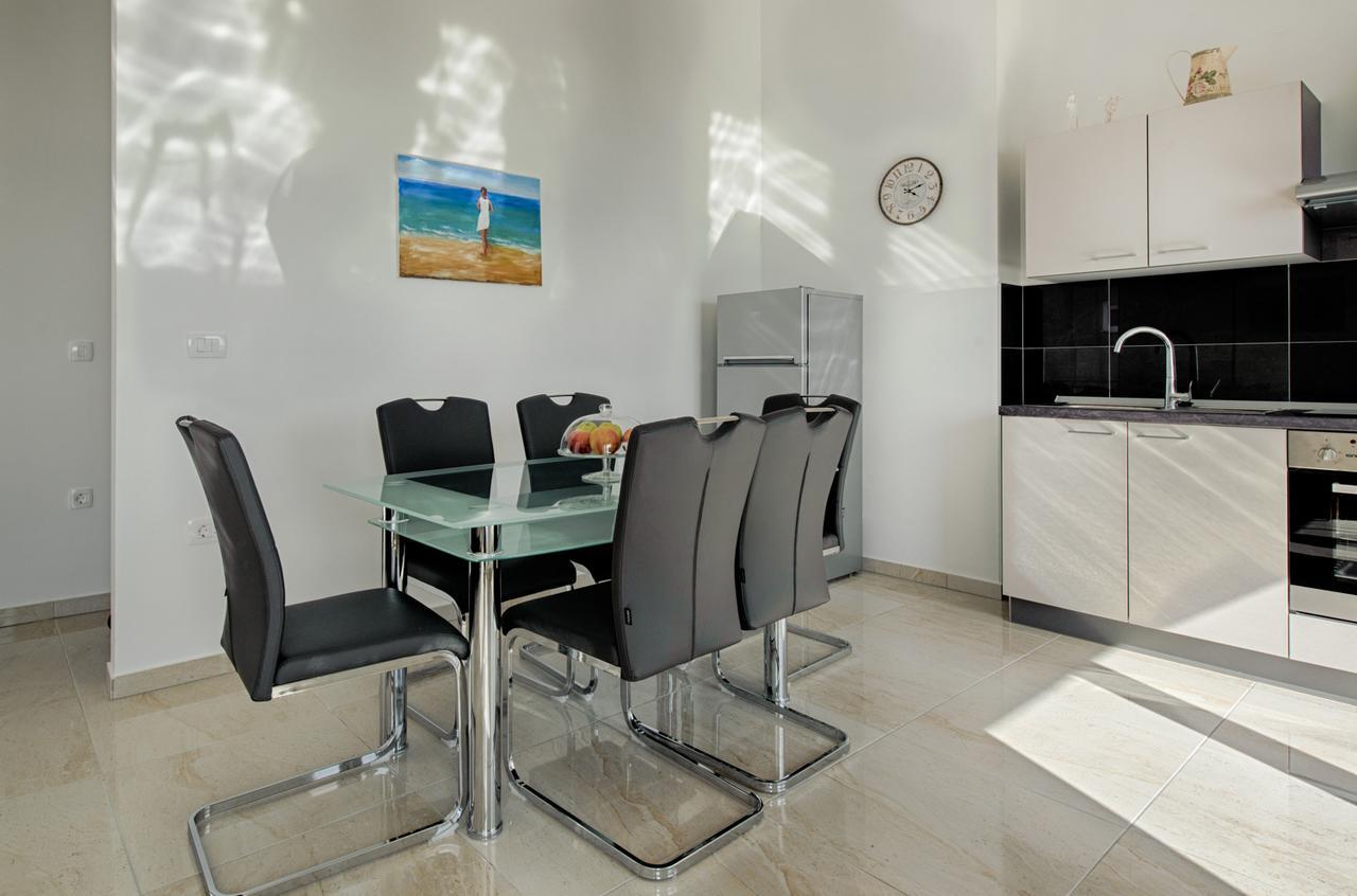 Cezar Luxury Apartment 奥米什 外观 照片