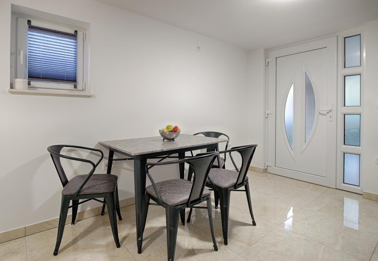 Cezar Luxury Apartment 奥米什 外观 照片