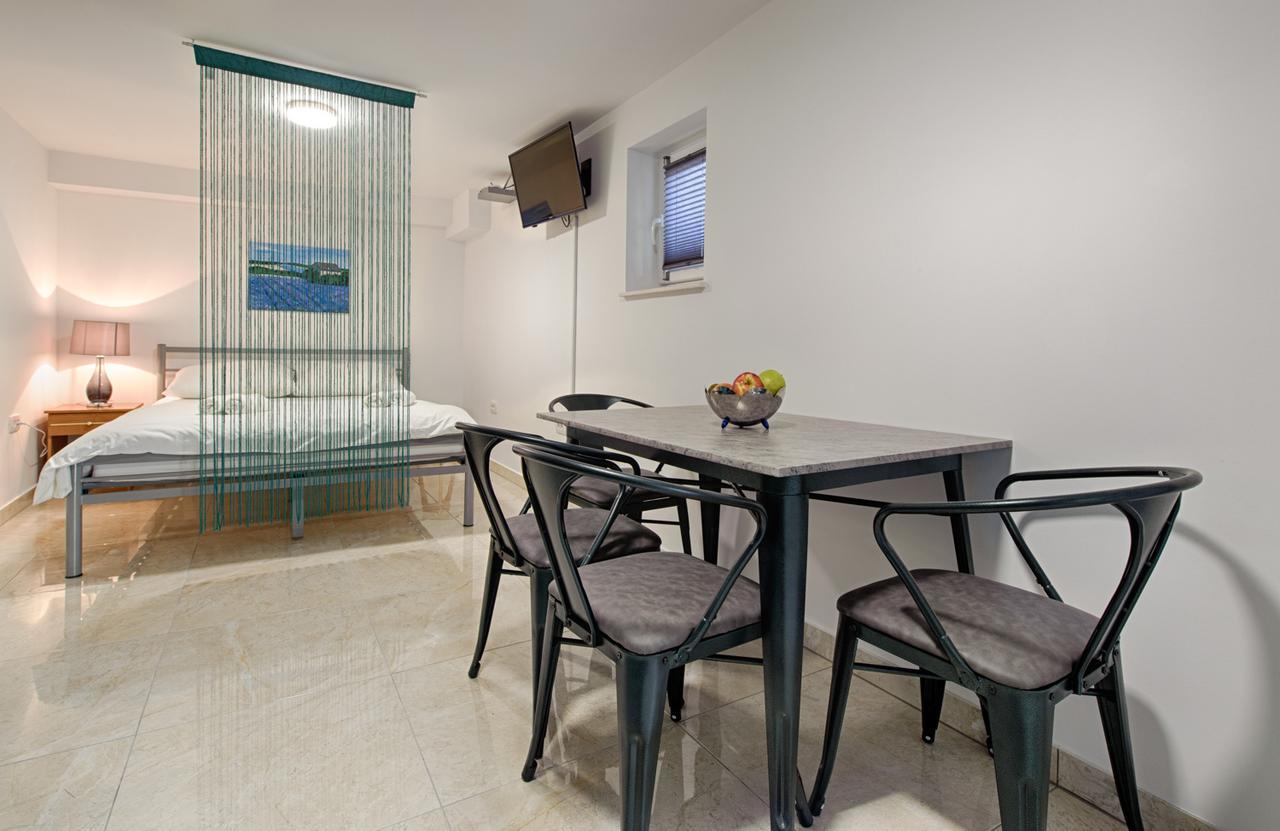 Cezar Luxury Apartment 奥米什 外观 照片